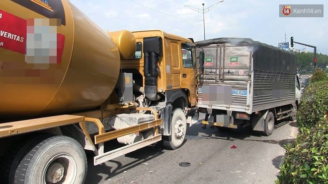 6 xe &ocirc; t&ocirc; t&ocirc;ng nhau li&ecirc;n ho&agrave;n rồi d&iacute;nh chặt tr&ecirc;n đường phố S&agrave;i G&ograve;n, giao th&ocirc;ng hỗn loạn - Ảnh 1.