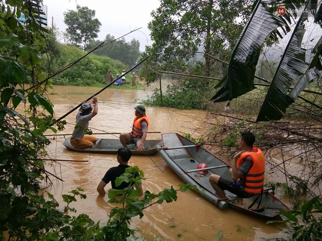 Mưa lớn tại Hà Tĩnh, cụ ông 70 tuổi bị sẩy chân rơi xuống khe suối mất tích - Ảnh 1.