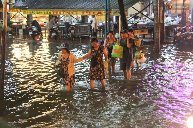 Người Sài Gòn không dám về nhà vì đường phố biến thành sông sau cơn mưa kéo dài hơn 1 tiếng - Ảnh 1.