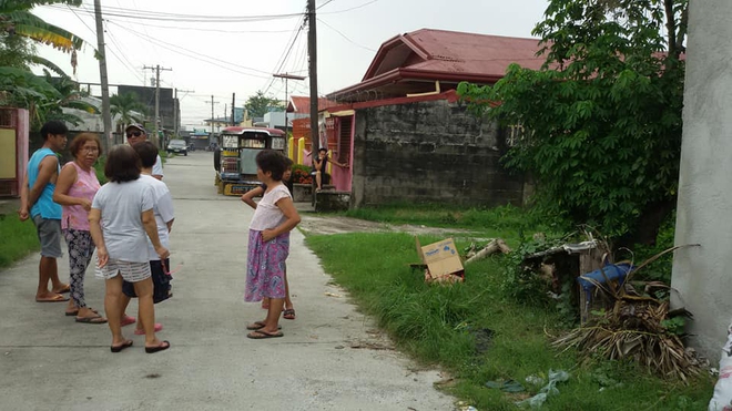 Đi thu gom rác, nhân viên vệ sinh bàng hoàng phát hiện thứ bị bỏ lại trong chiếc hộp các tông bên vệ đường - Ảnh 1.