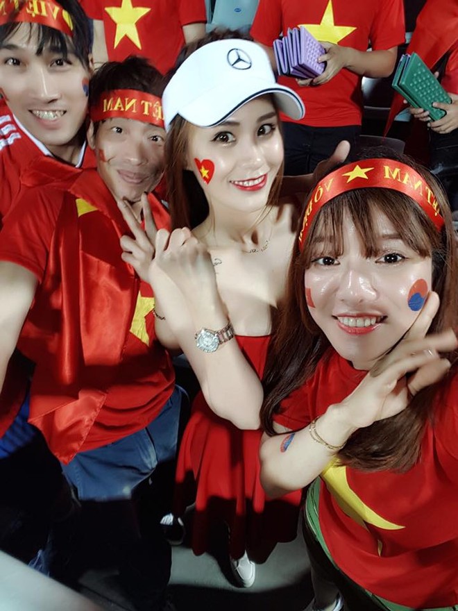 Fan nữ Việt Nam gây sốt trên khán đài World Cup vì quá sexy - Ảnh 9.