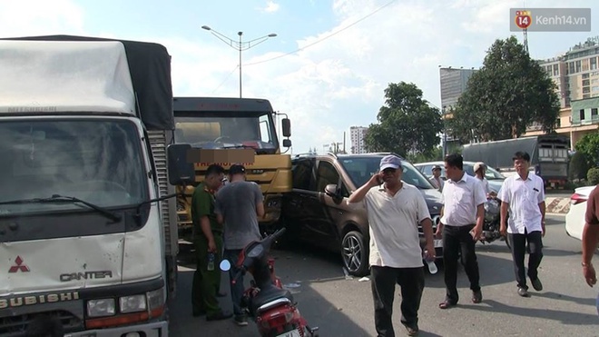 6 xe ô tô tông nhau liên hoàn rồi dính chặt trên đường phố Sài Gòn, giao thông hỗn loạn - Ảnh 2.