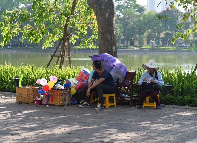 Cuối tuần Hà Nội nắng nóng đỉnh điểm, phố đi bộ vắng hoe như mùng 1 Tết - Ảnh 6.