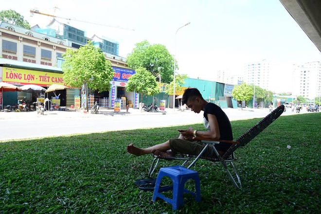 Khổ như người Hà Nội hành xác ngoài đường giữa trời nóng đổ lửa, nhiệt độ lên tới 45 độ C - Ảnh 5.