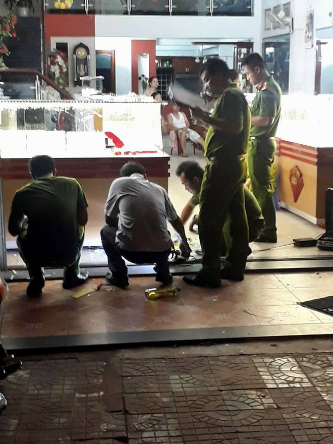 Đ&agrave; Nẵng: Nh&oacute;m thanh ni&ecirc;n cướp tiệm v&agrave;ng t&aacute;o tợn trong đ&ecirc;m - Ảnh 3.