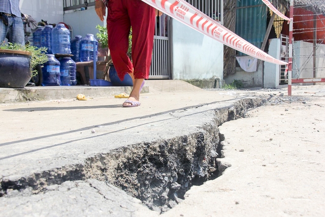 Vụ vết nứt 40m xuất hiện ở Sài Gòn: Mẹ nghẹn lòng hủy đám cưới con gái vì lo sạt lở - Ảnh 5.