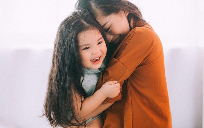 C&ocirc; b&eacute; m&aacute; ph&iacute;nh sợ ch&oacute; đ&aacute;ng y&ecirc;u t&aacute;i xuất trong bộ ảnh mới: Chọc c&uacute;n nhưng vẫn sợ hết hồn khi bị tr&ecirc;u lại - Ảnh 15.