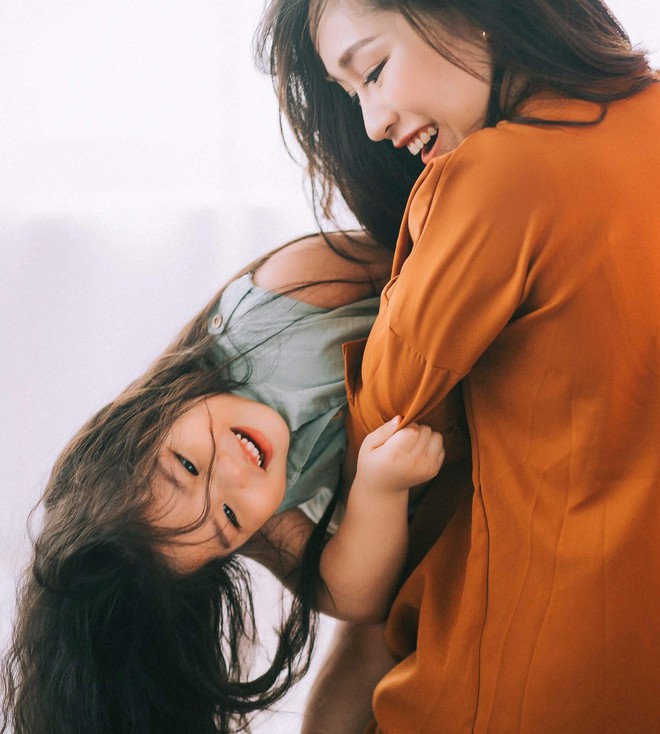 C&ocirc; b&eacute; m&aacute; ph&iacute;nh sợ ch&oacute; đ&aacute;ng y&ecirc;u t&aacute;i xuất trong bộ ảnh mới: Chọc c&uacute;n nhưng vẫn sợ hết hồn khi bị tr&ecirc;u lại - Ảnh 16.