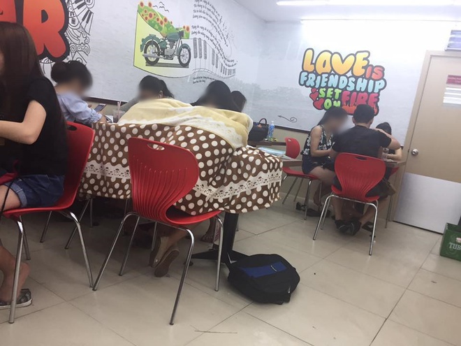 Ngao ng&aacute;n cảnh sinh vi&ecirc;n &ocirc;m chăn gối theo để ngủ, xả r&aacute;c bừa b&atilde;i trong c&aacute;c cửa h&agrave;ng tiện lợi - Ảnh 4.