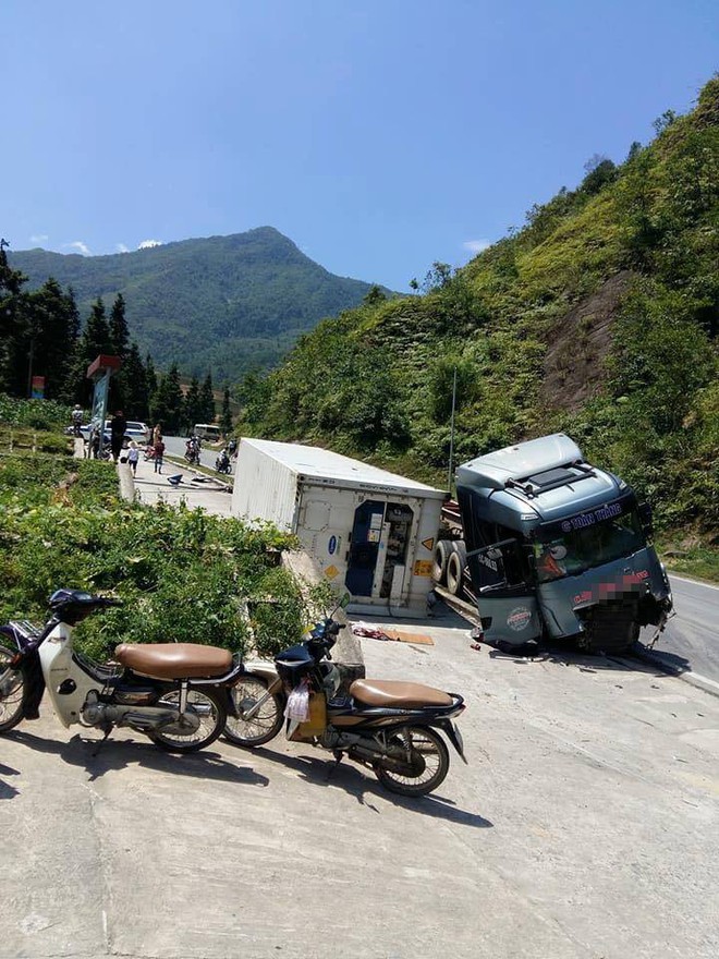 L&agrave;o Cai: Container va chạm mạnh với xe m&aacute;y, người đ&agrave;n &ocirc;ng tử vong tại chỗ - Ảnh 1.