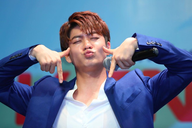 Kang Tae Oh aegyo chiều fan, Go Kyung Pyo xuất hiện cực lịch l&atilde;m - Ảnh 2.