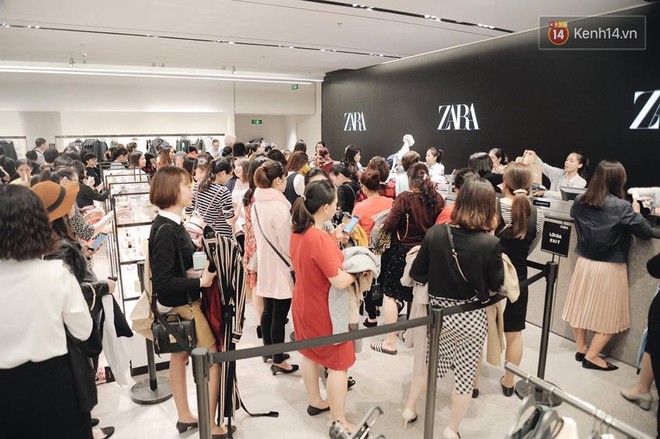 Zara Hà Nội khai trương: Tới trưa khách đông nghịt, ai cũng nô nức mua sắm như đi trẩy hội - Ảnh 3.