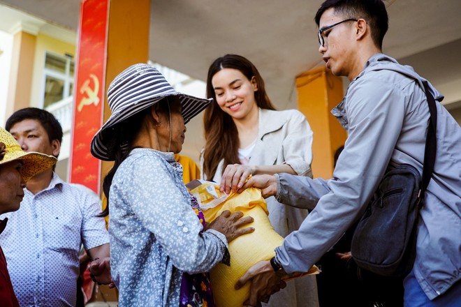 Hồ Ngọc Hà cùng mẹ về miền Trung hỗ trợ bà con sau bão Damrey - Ảnh 17. Hồ Ngọc Hà cùng mẹ về miền Trung hỗ trợ bà con sau bão Damrey - Ảnh 17.