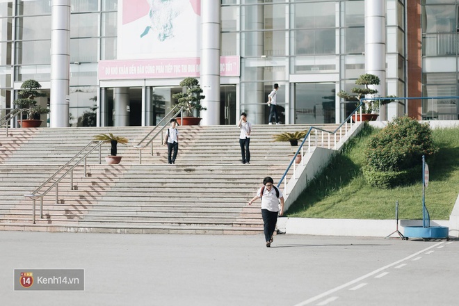 Kết th&uacute;c buổi thi m&ocirc;n To&aacute;n v&agrave;o lớp 10, th&iacute; sinh đ&aacute;nh gi&aacute; đề thi kh&aacute; dễ - Ảnh 17.