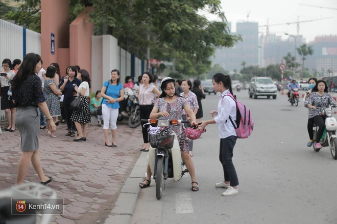 Kỳ thi tuyển sinh lớp 10 ở Hà Nội: Kết thúc buổi thi môn Văn! - Ảnh 3.