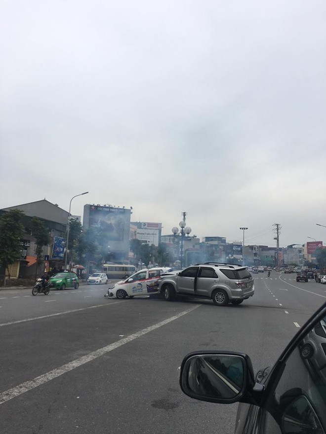 H&agrave; Nội: Xe Fortuner t&ocirc;ng li&ecirc;n ho&agrave;n nhiều phương tiện tr&ecirc;n đường Trần Kh&aacute;t Ch&acirc;n - Ảnh 2.