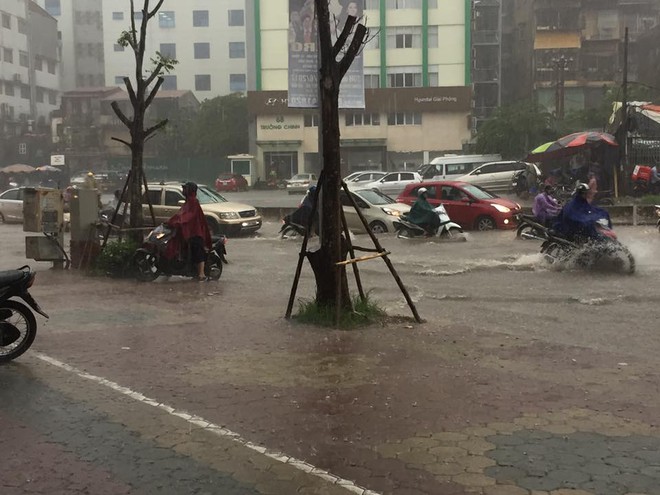 Sáng nay Hà Nội mưa to kèm sấm chớp kinh hoàng, ai mà dám ra đường! - Ảnh 6.