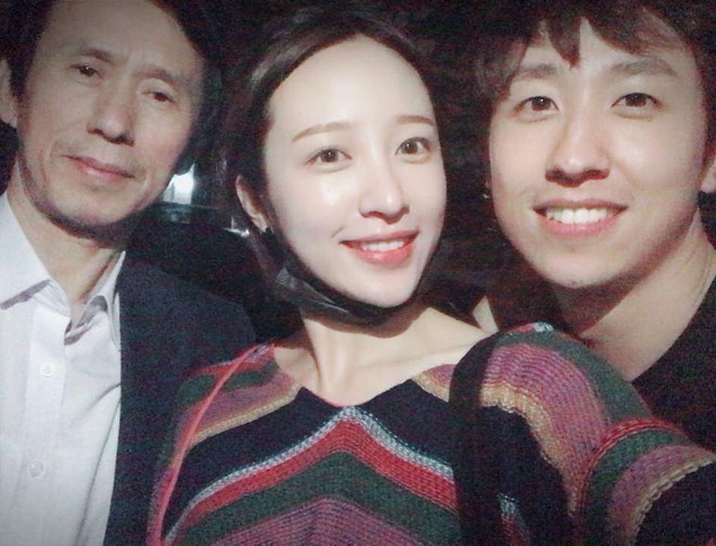 Hani (EXID) được netizen H&agrave;n khen gợi với bức ảnh chụp c&ugrave;ng bố v&agrave; em trai - Ảnh 1.