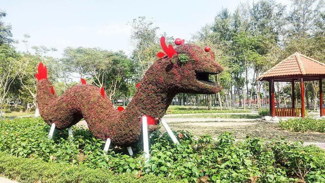M&ocirc; h&igrave;nh rồng trang tr&iacute; c&oacute; h&igrave;nh d&aacute;ng k&igrave; lạ ở Đồng Th&aacute;p g&acirc;y x&ocirc;n xao - Ảnh 1.