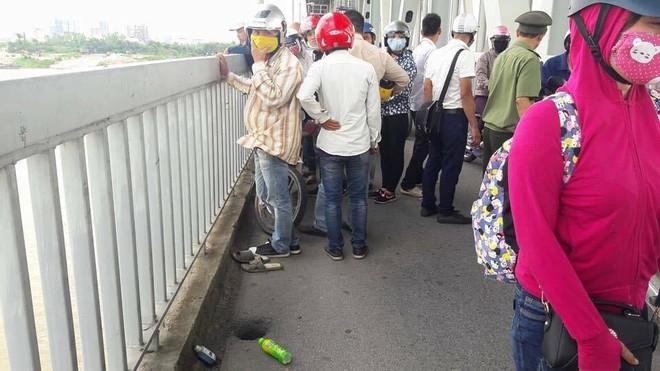 H&agrave; Nội: Nam thanh ni&ecirc;n uống thuốc diệt cỏ rồi nhảy cầu Thăng Long tự tử - Ảnh 2.