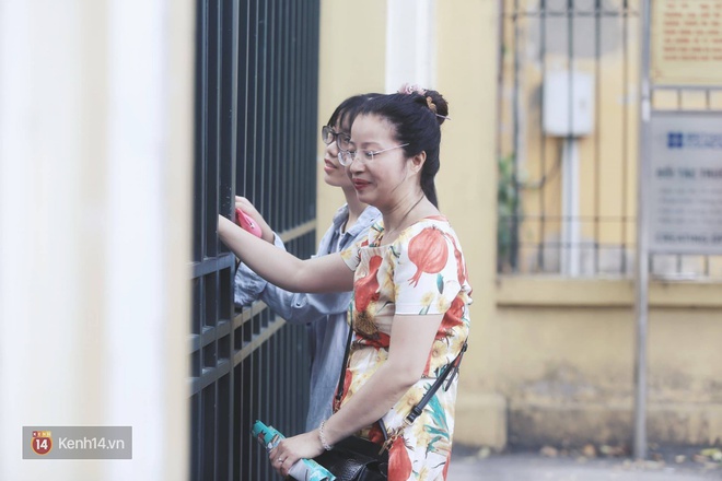 Kết th&uacute;c buổi thi m&ocirc;n To&aacute;n v&agrave;o lớp 10, th&iacute; sinh đ&aacute;nh gi&aacute; đề thi kh&aacute; dễ - Ảnh 9.