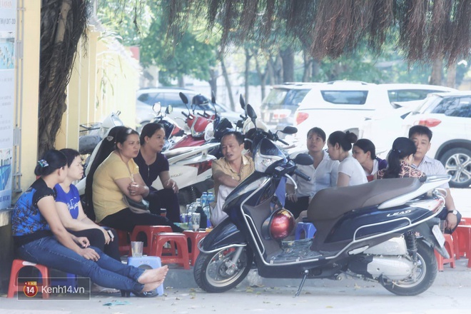 Kết th&uacute;c buổi thi m&ocirc;n To&aacute;n v&agrave;o lớp 10, th&iacute; sinh đ&aacute;nh gi&aacute; đề thi kh&aacute; dễ - Ảnh 10.