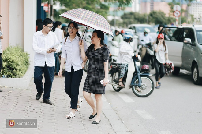 Kết th&uacute;c buổi thi m&ocirc;n To&aacute;n v&agrave;o lớp 10, th&iacute; sinh đ&aacute;nh gi&aacute; đề thi kh&aacute; dễ - Ảnh 7.