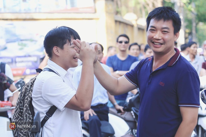 Kết th&uacute;c buổi thi m&ocirc;n To&aacute;n v&agrave;o lớp 10, th&iacute; sinh đ&aacute;nh gi&aacute; đề thi kh&aacute; dễ - Ảnh 13.