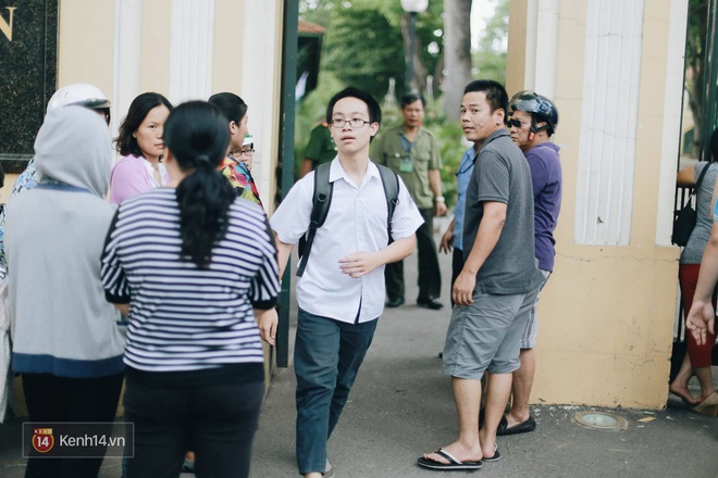 Kỳ thi tuyển sinh v&agrave;o lớp 10 THPT: Th&iacute; sinh bước v&agrave;o buổi thi m&ocirc;n chuy&ecirc;n - Ảnh 2.