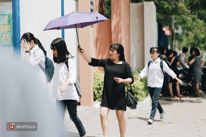 Kết th&uacute;c buổi thi m&ocirc;n To&aacute;n v&agrave;o lớp 10, th&iacute; sinh đ&aacute;nh gi&aacute; đề thi kh&aacute; dễ - Ảnh 8.