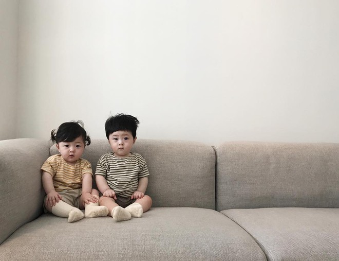 The cute twins always bring joy and happiness to viewers. Let's look at the cute pictures of the twins to feel the loveliness and uniqueness of each baby.