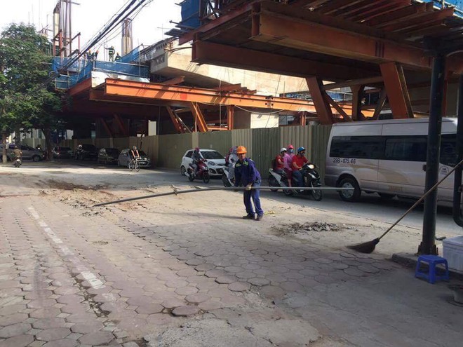 Thanh sắt x&acirc;y dựng d&agrave;i 3m ở đường sắt tr&ecirc;n cao bất ngờ rơi xuống đường - Ảnh 2.