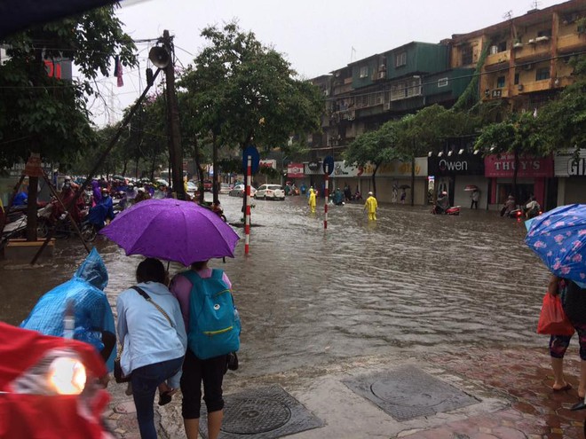 Sáng nay Hà Nội mưa to kèm sấm chớp kinh hoàng, ai mà dám ra đường! - Ảnh 9.