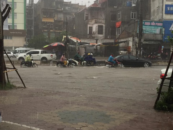 Sáng nay Hà Nội mưa to kèm sấm chớp kinh hoàng, ai mà dám ra đường! - Ảnh 4.