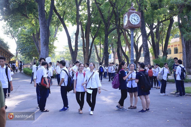 Kết th&uacute;c buổi thi m&ocirc;n To&aacute;n v&agrave;o lớp 10, th&iacute; sinh đ&aacute;nh gi&aacute; đề thi kh&aacute; dễ - Ảnh 14.