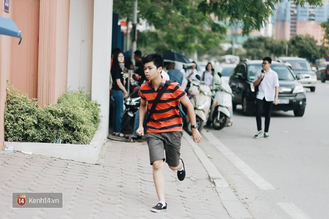 Kết th&uacute;c buổi thi m&ocirc;n To&aacute;n v&agrave;o lớp 10, th&iacute; sinh đ&aacute;nh gi&aacute; đề thi kh&aacute; dễ - Ảnh 2.