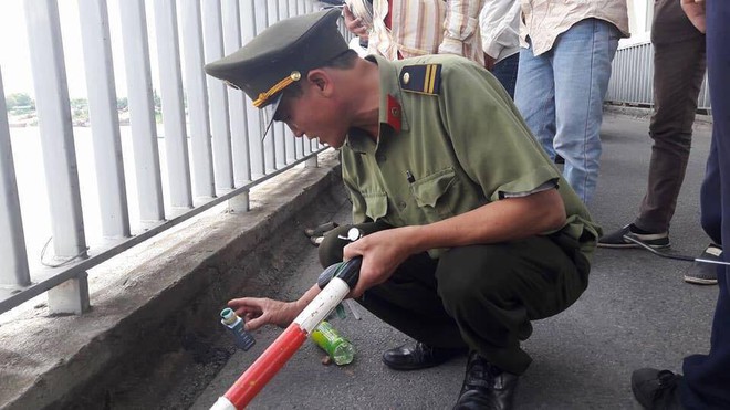 H&agrave; Nội: Nam thanh ni&ecirc;n uống thuốc diệt cỏ rồi nhảy cầu Thăng Long tự tử - Ảnh 3.