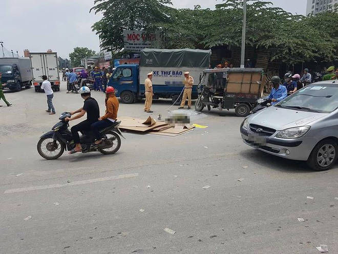 H&agrave; Nội: Xe ba g&aacute;c chở cồng kềng bị đổ xuống đường, người đ&agrave;n &ocirc;ng l&aacute;i xe tử vong tại chỗ - Ảnh 1.