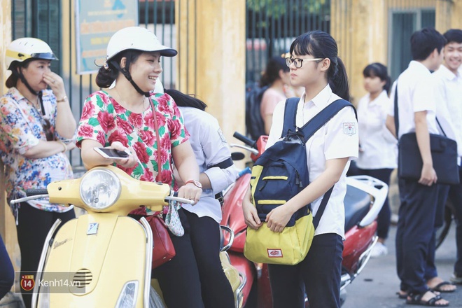 Kết th&uacute;c buổi thi m&ocirc;n To&aacute;n v&agrave;o lớp 10, th&iacute; sinh đ&aacute;nh gi&aacute; đề thi kh&aacute; dễ - Ảnh 15.