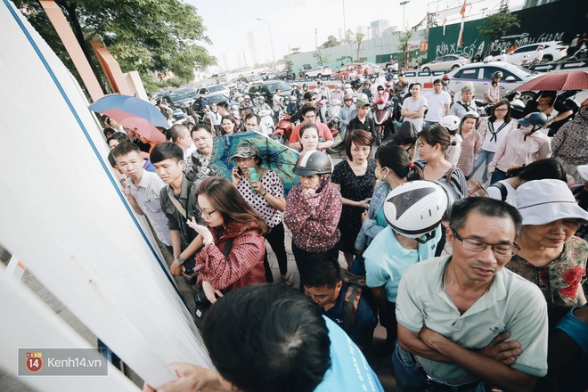 Kết th&uacute;c buổi thi m&ocirc;n To&aacute;n v&agrave;o lớp 10, th&iacute; sinh đ&aacute;nh gi&aacute; đề thi kh&aacute; dễ - Ảnh 18.