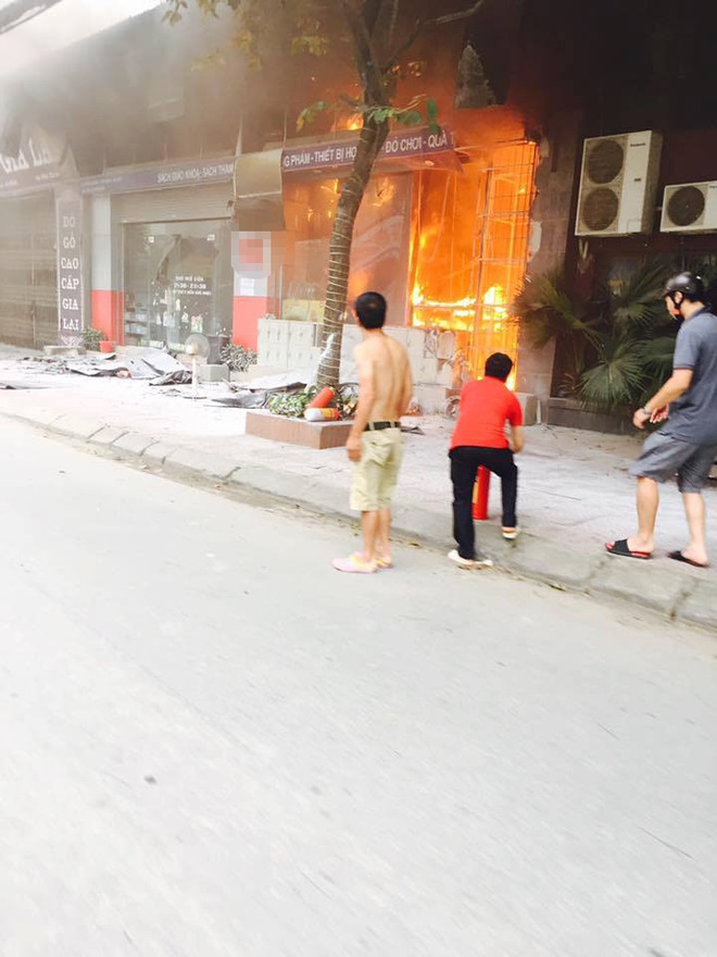 Hà Nội: Cháy lớn tại một hiệu sách trên đường Phùng Hưng, ngọn lửa bốc cao dữ dội  - Ảnh 2.