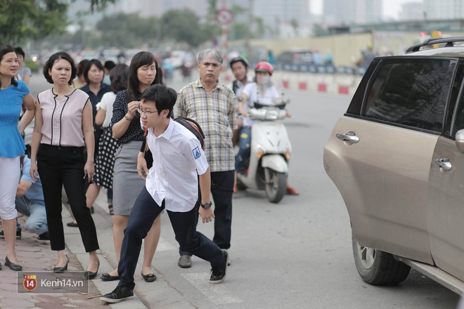 Kỳ thi tuyển sinh lớp 10 ở Hà Nội: Kết thúc buổi thi môn Văn! - Ảnh 14.