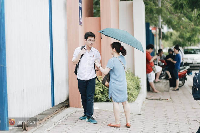 Kết th&uacute;c buổi thi m&ocirc;n To&aacute;n v&agrave;o lớp 10, th&iacute; sinh đ&aacute;nh gi&aacute; đề thi kh&aacute; dễ - Ảnh 3.