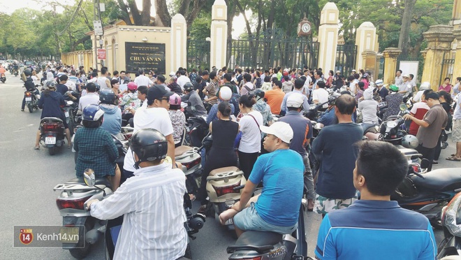 Kết th&uacute;c buổi thi m&ocirc;n To&aacute;n v&agrave;o lớp 10, th&iacute; sinh đ&aacute;nh gi&aacute; đề thi kh&aacute; dễ - Ảnh 16.