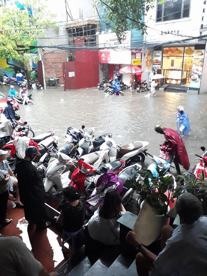 Sáng nay Hà Nội mưa to kèm sấm chớp kinh hoàng, ai mà dám ra đường! - Ảnh 8.