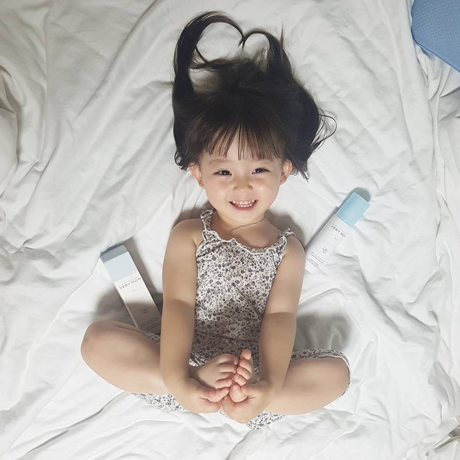 C&ocirc; nh&oacute;c H&agrave;n Quốc 3 tuổi với loạt ảnh l&eacute;m lỉnh kh&ocirc;ng cưng kh&ocirc;ng được! - Ảnh 3.