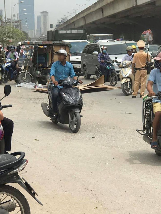 H&agrave; Nội: Xe ba g&aacute;c chở cồng kềng bị đổ xuống đường, người đ&agrave;n &ocirc;ng l&aacute;i xe tử vong tại chỗ - Ảnh 2.