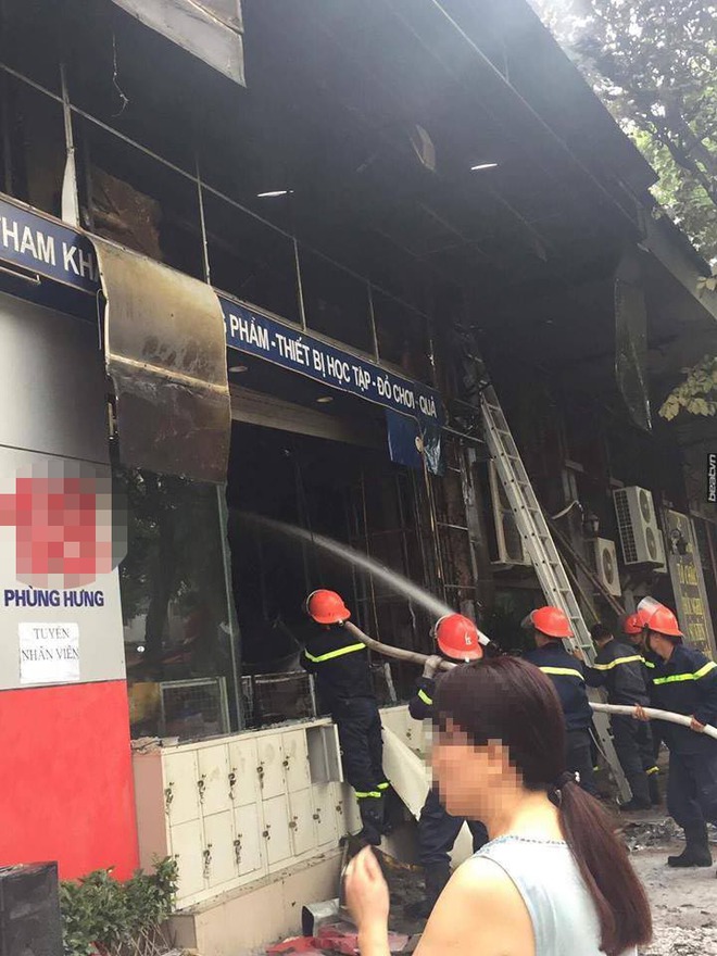 Hà Nội: Cháy lớn tại một hiệu sách trên đường Phùng Hưng, ngọn lửa bốc cao dữ dội  - Ảnh 3.