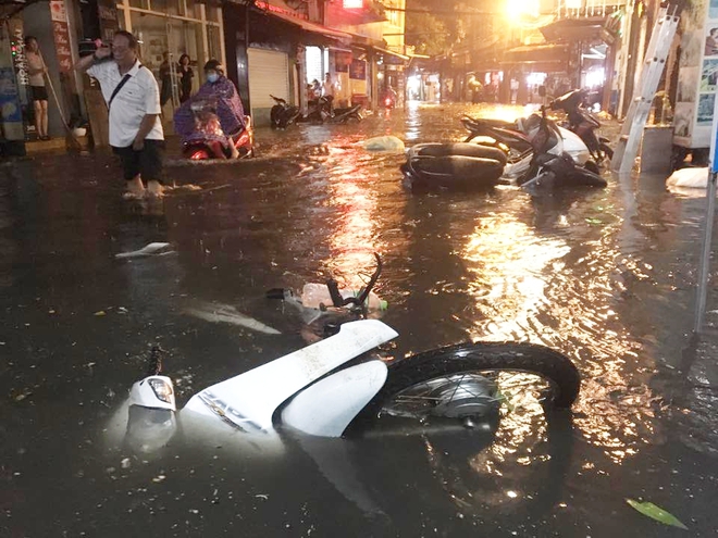 Phố Tây Tạ Hiện ngập kinh hoàng sau mưa lớn, xe máy ngâm nước la liệt! - Ảnh 10.