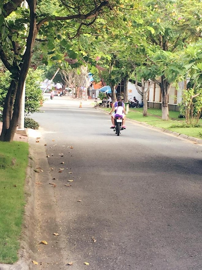 Công Vinh lái xe máy chở con gái Bánh Gạo đi dạo - Ảnh 3.
